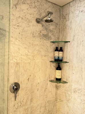 Shower, hair dryer, towels, shampoo - Central Rocks 1BR Walk to Harbour & Pool Gym (The Rocks)