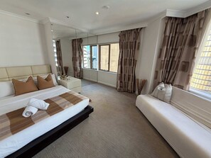 1 bedroom, iron/ironing board, WiFi, bed sheets - Central Rocks 1BR Walk to Harbour & Pool Gym (The Rocks)