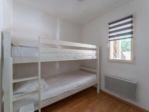 A bunk bed room with a window and radiator. - Lacanau Stay, 100m to Lake & Pool (Lacanau)
