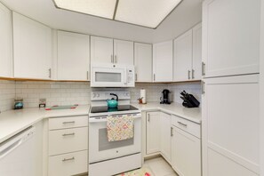 Fridge, microwave, stovetop, dishwasher - 5 Mi to Venice Beach! Remote-Work-Ready Retreat (Venice)