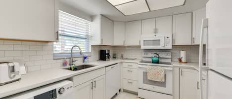 Fridge, microwave, stovetop, dishwasher
