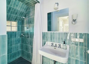 Shower - Stylish apartment in a historic country house (Meezen)
