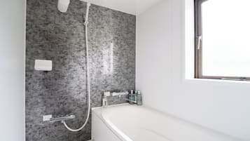 Appartamento familiare, balcone, vista parco | Bagno | Pantofole