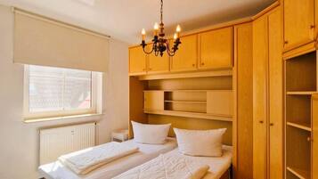 3 Schlafzimmer, Schreibtisch, Bügeleisen/Bügelbrett, WLAN
