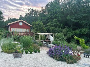 Outdoor dining - Cottage by the water in Sundsby nature reserve (Hjälteby)