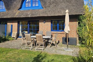 Outdoor dining - Modern and comfortable vacation home - Reethaus Wiek left half of the house - Reethaus (Wiek)