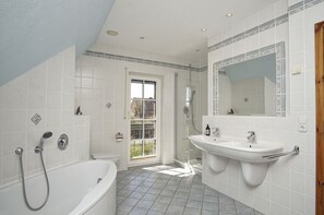 Shower, hair dryer, towels - Modern and comfortable vacation home - Reethaus Wiek left half of the house - Reethaus (Wiek)