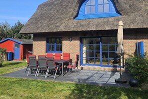 Outdoor dining - Modern and comfortable vacation home - Reethaus Wiek right half of the house - (Wiek)