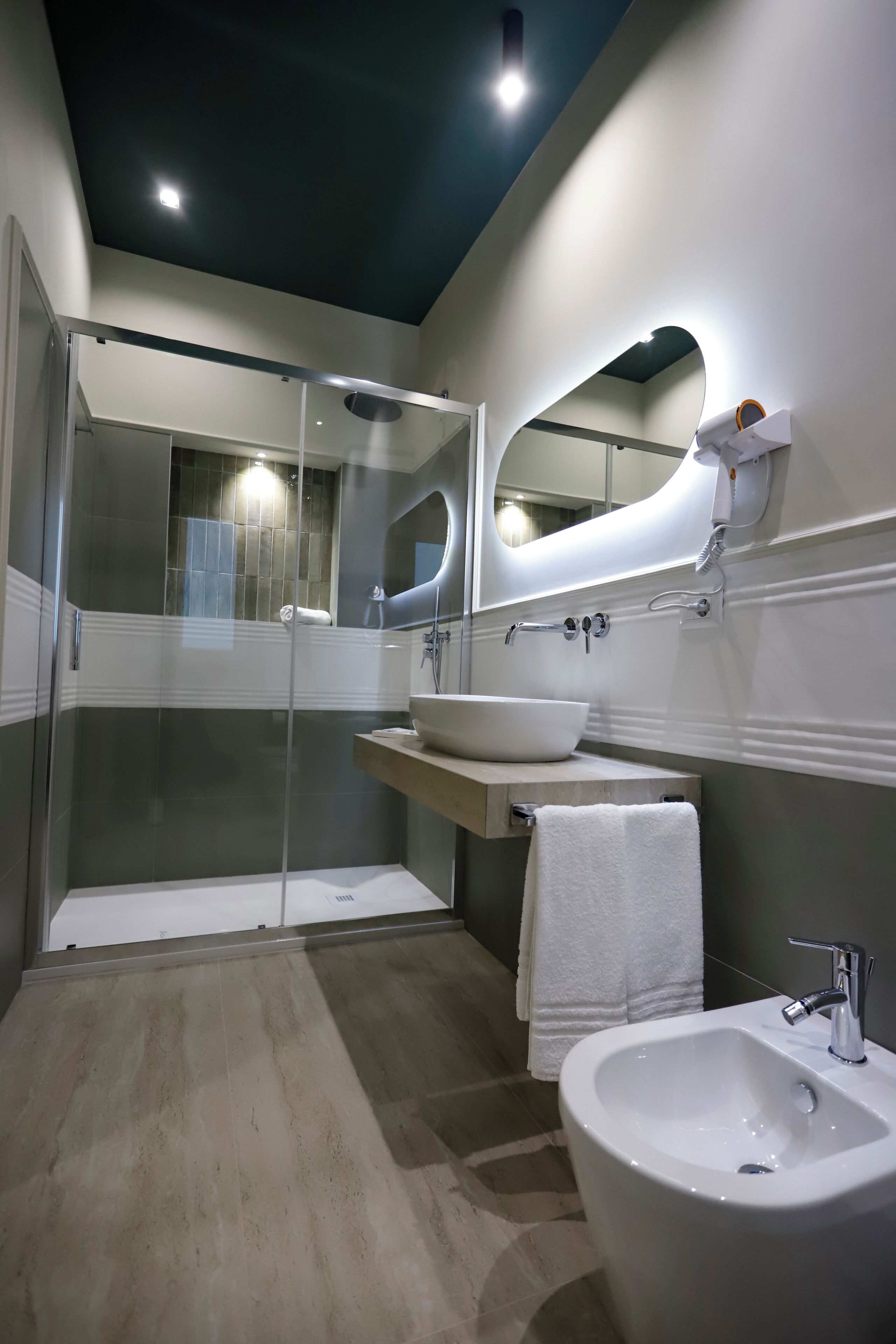 Kamar Double atau Twin Deluks, pemandangan laut | Kamar mandi | Shower, perlengkapan mandi gratis, pengering rambut, dan kloset