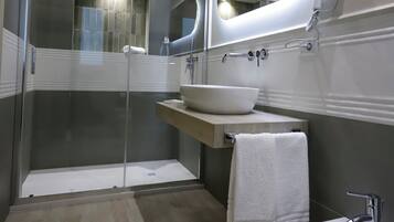 Kamar Double atau Twin Deluks, pemandangan laut | Kamar mandi | Shower, perlengkapan mandi gratis, pengering rambut, dan kloset