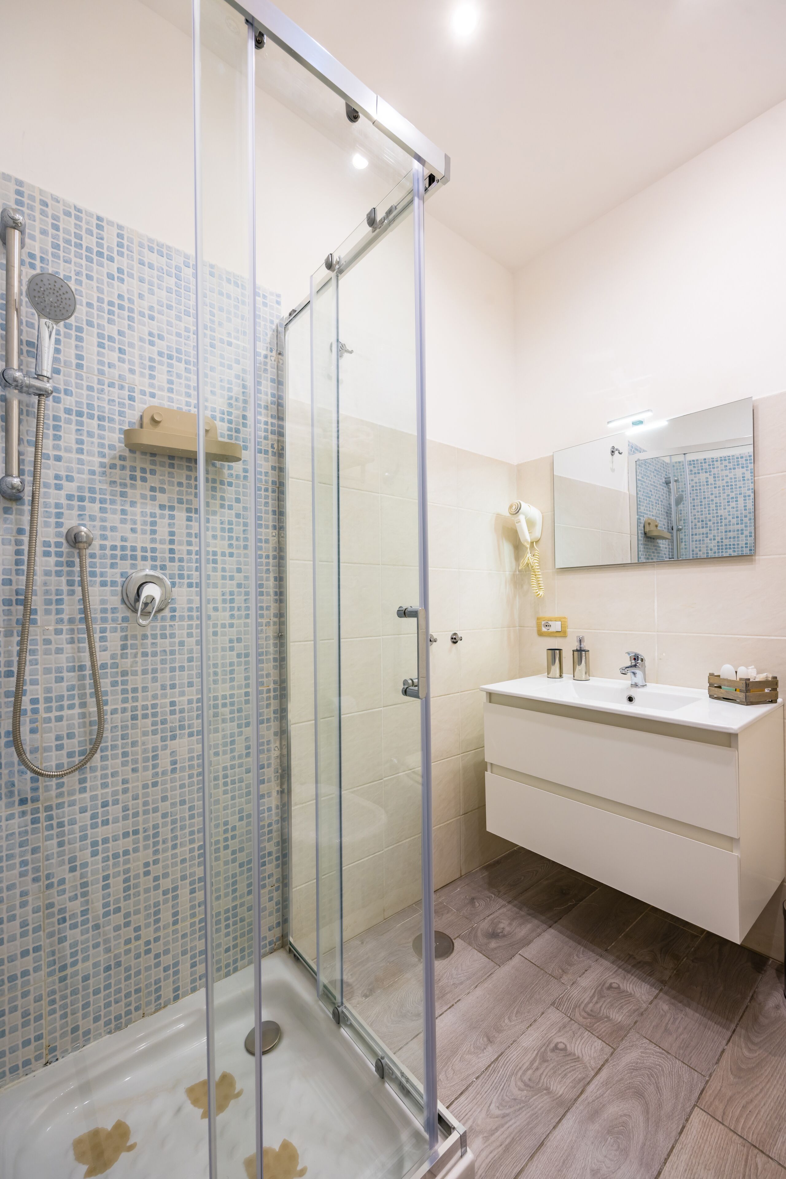 Habitación (1 Bedroom) | Baño | Ducha, bidé y toallas