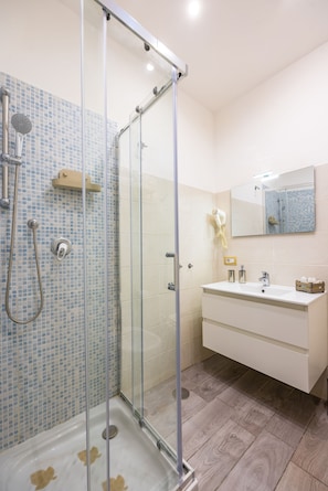 Huone (1 Bedroom) | Kylpyhuone | Suihku, bidee, pyyhkeet
