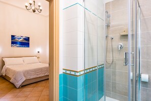 Zimmer (1 Bedroom) | Badezimmer | Dusche, Bidet, Handtücher