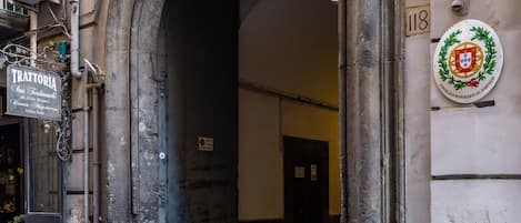 Vista frontal de la propiedad