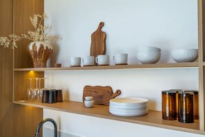 Refrigerador, placa de cocina, utensilios de cocina