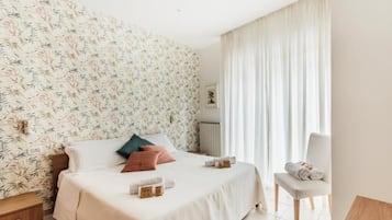 Verdunkelungsvorhänge, schallisolierte Zimmer, Bügeleisen/Bügelbrett