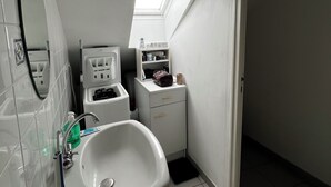 Bathroom - Apparently in the city center (Saumur)