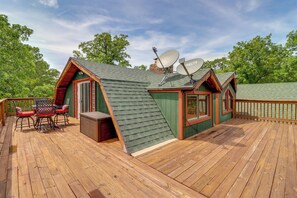 Outdoor dining - Game Room + Roof Deck: Ozarks Group Getaway! (Harrison)
