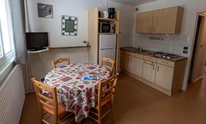 Private kitchen - Stay With Pool in Lelex (Lelex)
