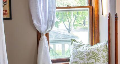 Steps to Main St & Cornell- family fun and sleeps 9!
