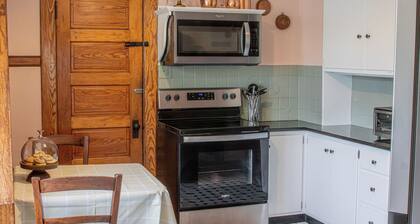 Steps to Main St & Cornell- family fun and sleeps 8!