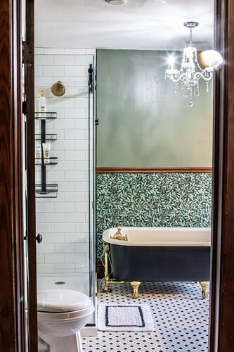 Steps to Main St & Cornell- family fun and sleeps 8!