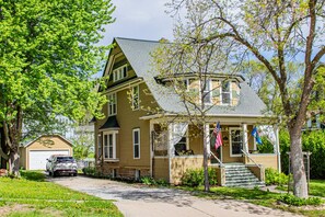 Exterior - Steps to Main St & Cornell- family fun and sleeps 8! (Mount Vernon)