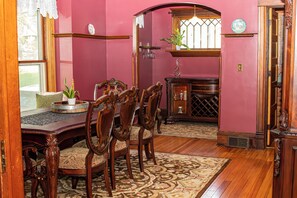 Dining - Steps to Main St & Cornell- family fun and sleeps 8! (Mount Vernon)