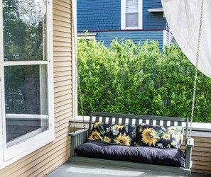 Terrace/patio - Steps to Main St & Cornell- family fun and sleeps 8! (Mount Vernon)