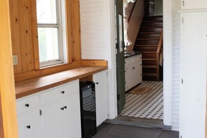 Interior - Steps to Main St & Cornell- family fun and sleeps 8! (Mount Vernon)