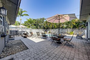 Outdoor dining - Steps to Shore! 2 Pompano Beach Villas w/ Pool (Pompano Beach)