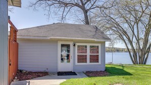 A small house with a front door, a window, and a mailbox. - Waterfront Cabin w/ Boat Slip & Views in Croton! (Newaygo)