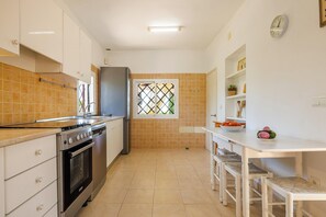 Coffee/tea maker, fridge, microwave, oven - Can Cam - Picturesque Seaview Villa (Sant Josep de sa Talaia)