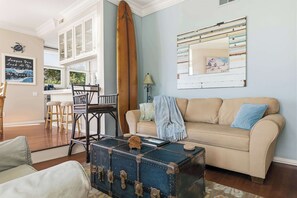 TV, fireplace, offices - Ocean View Manhattan Beach Townhome | Steps to Beach | FIFA 2026 (Manhattan Beach)
