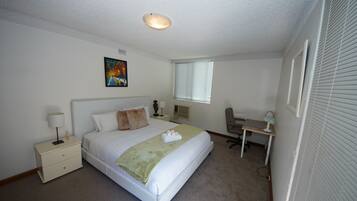 Iron/ironing board, Internet, bed sheets