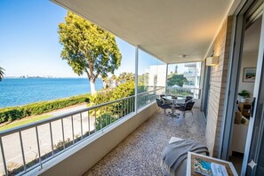 Outdoor dining - 
Walking distance to UWA, Kings Park
Only 5 minutes to Perth CBD (Crawley)