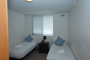 Iron/ironing board, internet, bed sheets - 
Walking distance to UWA, Kings Park
Only 5 minutes to Perth CBD (Crawley)