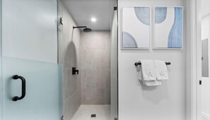 Junior Studio, City View | Bathroom