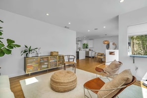 Ein modernes Interieur mit Essbereich, Küche und Wohnbereich.