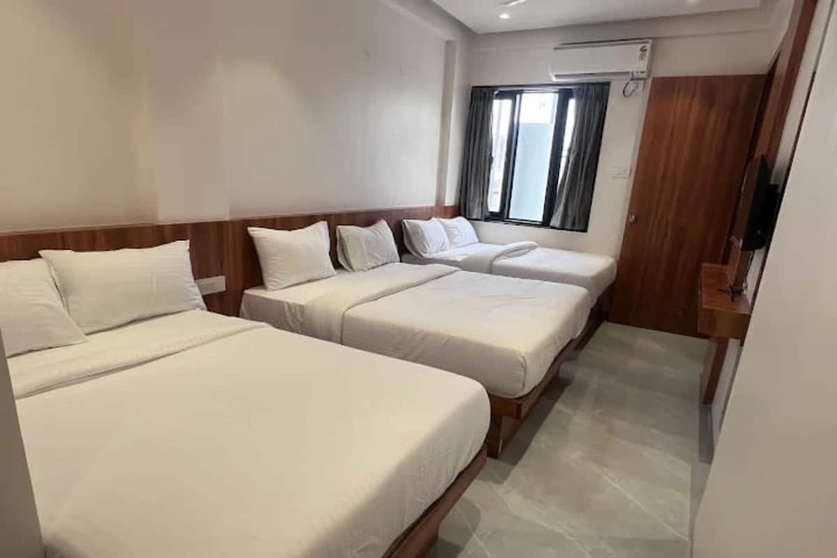 Family Room, City View | Desk, free WiFi