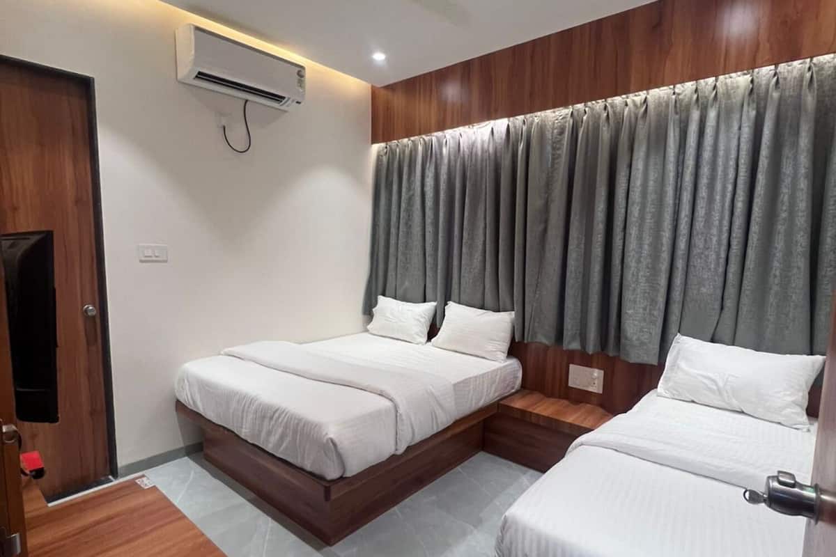 Triple Room, City View | Desk, free WiFi
