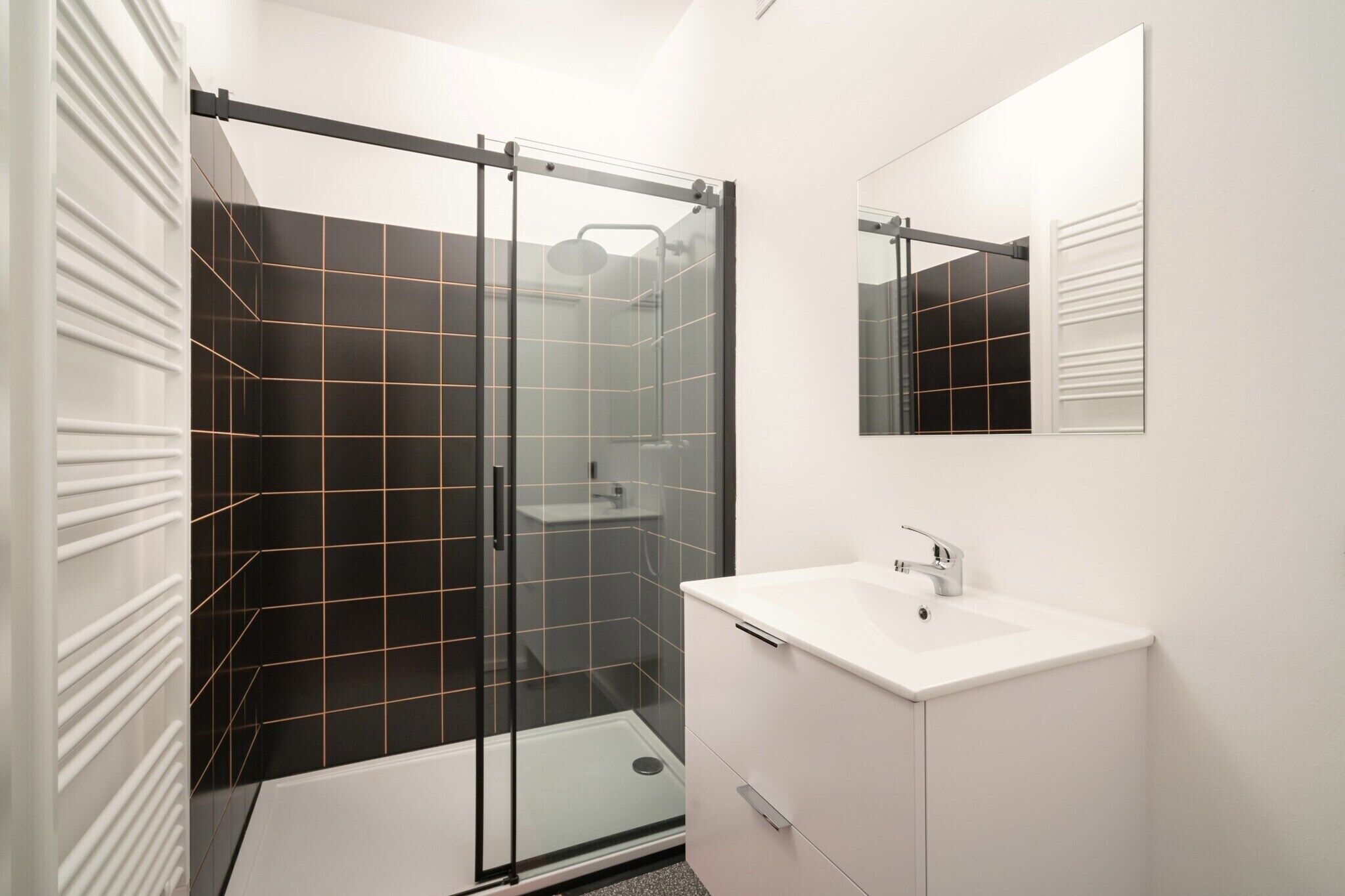 Een douche, een haardroger, handdoeken