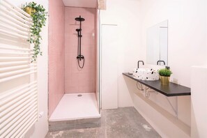 Douche, sèche-cheveux, serviettes fournies