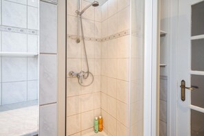 Shower, hair dryer, towels - Large Antwerp City Center Apartments|2BBK|NS| (Antwerp)