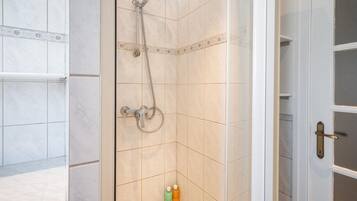 Chuveiro, secador de cabelo, toalhas de banho