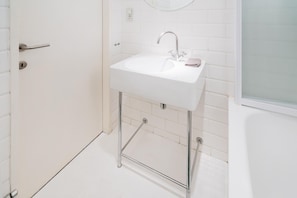 Bathroom - National Street Residence| 1BBK|NS|Internet (Antwerp)