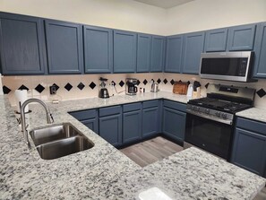 Fridge, microwave, oven, stovetop - Luxury 4BR Retreat with 2 and half bath w/Game Room Near Stadiums (Arlington)