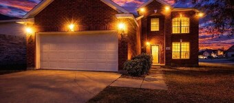 Luxury 4BR Retreat with 2 and half bath w/Game Room Near Stadiums