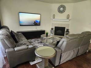 Smart TV, fireplace, ping pong - Luxury 4BR Retreat with 2 and half bath w/Game Room Near Stadiums (Arlington)