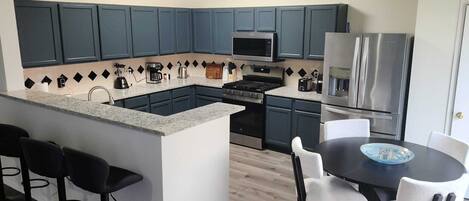 Cafetera y tetera, refrigerador, microondas y horno
